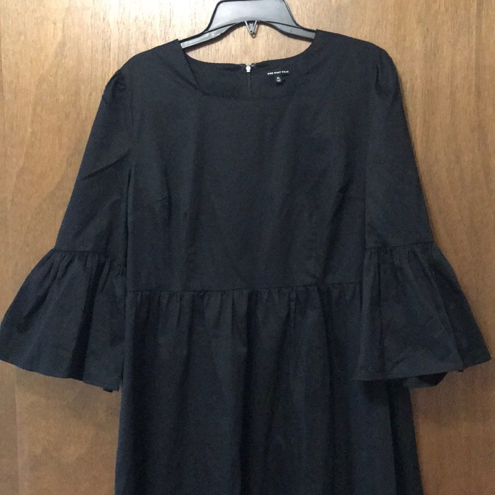 Black ruffle sleeve dress. XL.